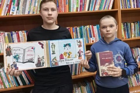 Равнение на героя!